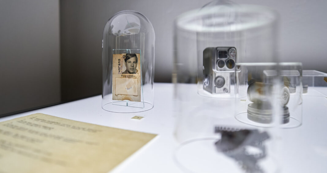 TÖRJÉTEK SZÉT A JÓZAN ÉSZ KORLÁTAIT – Follajtár László retrospektív és a magyar neoavantgárd