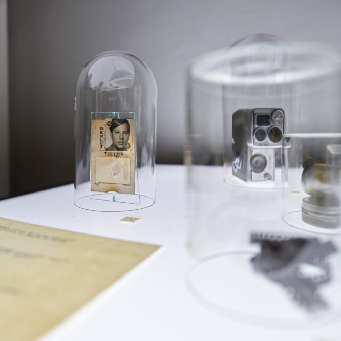 TÖRJÉTEK SZÉT A JÓZAN ÉSZ KORLÁTAIT – Follajtár László retrospektív és a magyar neoavantgárd